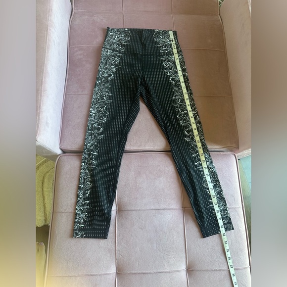 Lululemon black and white Floral print down side legs size 6 - Picture 6 of 8